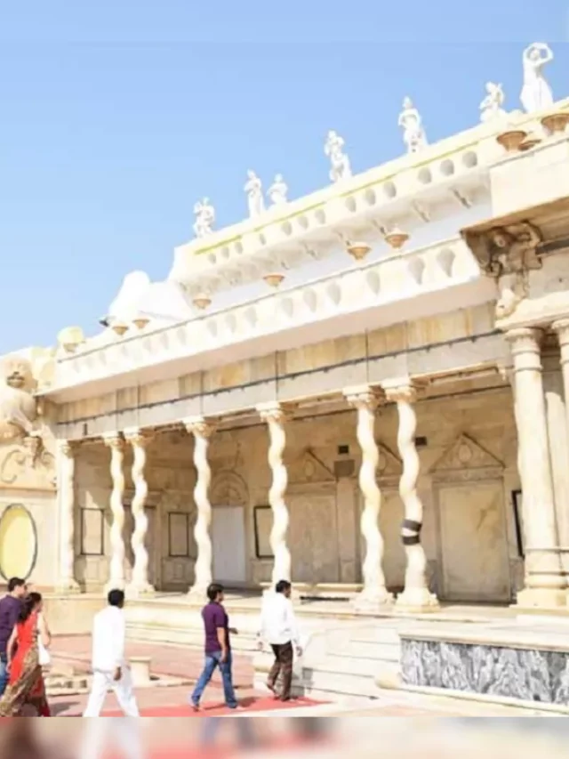 टेढ़े मेढ़े खम्बे का मंदिर वृंद्धावन की सैर