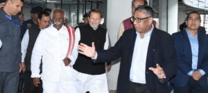 रोहतक, (प्राइम न्यूज़ ब्यूरो)। हरियाणा के राज्यपाल बंडारू दत्तात्रेय ने कहा है कि भारत को विश्व गुरु बनाने के लिए देश के प्रत्येक नागरिक को अपना योगदान देना होगा। राज्यपाल रोहतक में एलपीएस बोसार्ड प्राईवेट लिमिटेड रोहतक का दौरा करने के उपरांत उपस्थित लोगों को संबोधित कर रहे थे। बंडारू दत्तात्रेय ने कहा कि जनभागीदारी से ही राष्ट्र को आगे बढ़ाने व उन्नत करने का कार्य किया जा सकता है। 

उन्होंने कहा कि मौजूदा समय में हर क्षेत्र में तेजी से विकास हो रहा है। विकास की इस गति के आधार पर दावा किया जा सकता है कि वर्ष 2047 तक निश्चित रूप से भारत एक विकसित राष्ट्र होगा। एलपीएस बोसार्ड परिसर के प्रबंध व व्यवस्थाओं की सराहना करते हुए राज्यपाल बंडारू दत्तात्रेय ने कहा कि यह एक उद्योग की नवाचार इकाई है। इस उद्योग में नई विधि, नई तकनीक, व नई कार्य पद्घति का प्रयोग किया जा रहा है। 

इतना ही नहीं यह उद्योग इको फ्रेंडली है। यहां पर न धुआं है न ही धूल है। यह उद्योग स्वच्छ भारत की एक तस्वीर है। उन्होंने कहा कि यह हम सब के लिए गर्व व गौरव की बात है कि एलपीएस बोसार्ड के पुर्जों का इस्तेमाल न केवल रक्षा, रेलवे बल्कि स्पेस में भी हुआ है। चंद्रयान-3 में भी यहां के पुर्जे इस्तेमाल किए गए हैं। उन्होंने कहा कि कोई भी उद्योग केवल मालिक से नहीं बनता बल्कि इसके लिए मालिक और श्रमिक का संगम होना जरूरी है। 

विकसित भारत में देश के प्रत्येक नागरिक का होगा हिस्सा: अरविंद शर्मा

सांसद डॉ. अरविंद शर्मा ने अपने संबोधन में कहा कि विकसित भारत में हम सब का हिस्सा होगा। उन्होंने कहा कि प्रधानमंत्री नरेंद्र मोदी के आह्वान पर भारत तेजी से विकसित व आत्मनिर्भर देश बनने की दिशा में आगे बढ़ रहा है। उन्होंने कहा कि विकसित भारत संकल्प यात्रा के माध्यम से सरकार ने हर पात्र परिवार व व्यक्ति को उसका हक दिलाने के लिए उनके घर द्वार तक पहुंचने का प्रयास किया है ताकि कोई भी पात्र नागरिक अथवा परिवार ऐसा ना बचे जिसे सरकार की योजनाओं का लाभ न मिला हो। उन्होंने कहा कि विकसित भारत संकल्प यात्रा के माध्यम से लोगों को अपने कर्तव्य के पालन का संकल्प दिलाया गया है। 

उद्योगों के लिए प्रधानमंत्री नरेंद्र मोदी ने दिया बेहतर वातावरण- राजेश जैन

एलपीएस बोसार्ड के प्रबंध निदेशक राजेश जैन ने कहा कि रेल हो या मिसाइल या फिर चंद्रयान ऐसी कोई भी मशीनरी नहीं है, जिसमें उनके उद्योग का पार्ट इस्तेमाल न हुआ हो। उन्होंने कहा कि प्रधानमंत्री नरेंद्र मोदी ने उद्योगों के विकास के लिए एक बेहतर वातावरण दिया है। उन्होंने कहा कि पिछले लगभग 10 वर्षों में उनके उद्योग ने 400 फ़ीसदी ग्रोथ की है और उन्हें पूरा भरोसा है कि आने वाले तीन-चार वर्षो में उद्योग का टर्नओवर लगभग डबल हो जाएगा। उन्होंने लोगों से बिजनेस में निवेश करने का भी आह्वान किया। 